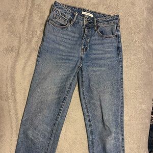 high rise straight leg jeans!
size: 24
condition: like new